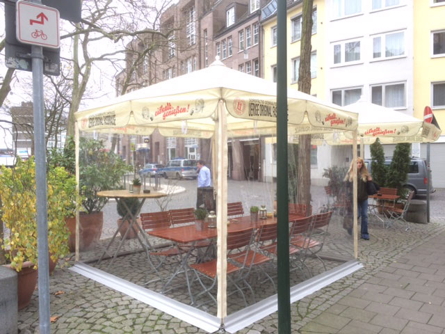 Mobile Raucherzone für die Gastronomie von TKS Bauelemente und Sonnenschutz aus Neuss, Düsseldor, Polyglas-Kasettenrollo