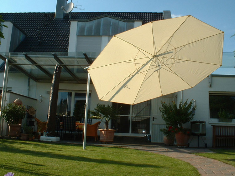 runder Sonnenschirm der Marke May von TKS Bauelemente und Sonnenschutz aus Neuss