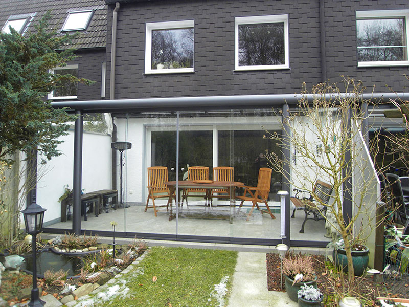 Windschutzrollo aus Glas für Privatkunden von TKS Bauelemente und Sonnenschutz aus Neuss